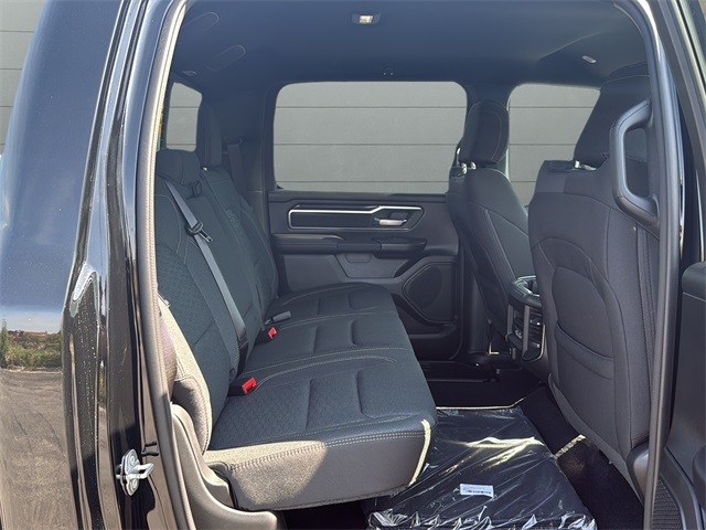 Ram 1500 Vehicle Full-screen Gallery Image 14