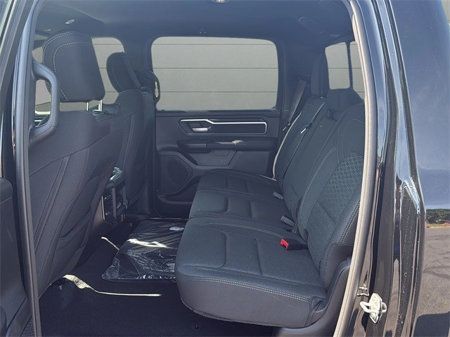 Ram 1500 Vehicle Full-screen Gallery Image 16