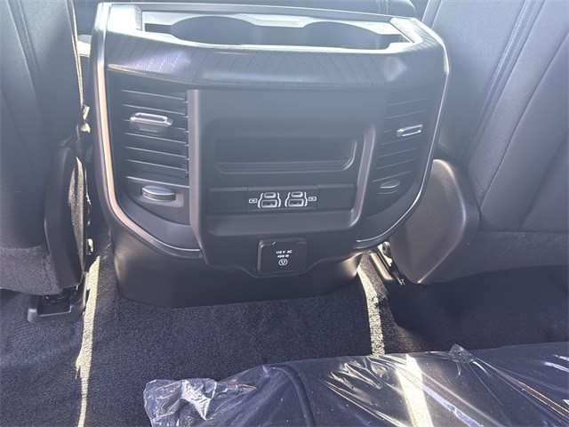 Ram 1500 Vehicle Full-screen Gallery Image 17