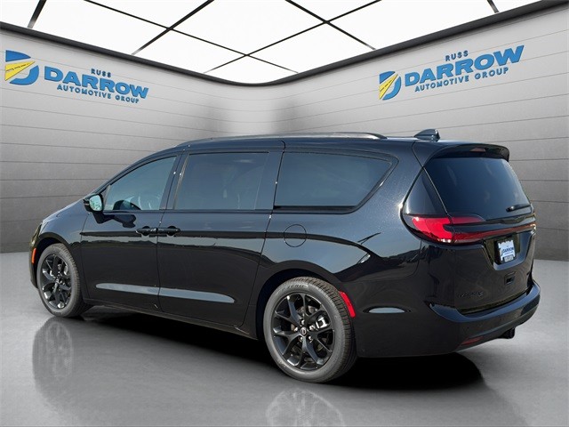 Chrysler Pacifica Vehicle Full-screen Gallery Image 3