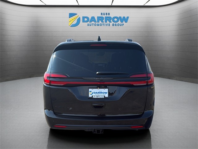 Chrysler Pacifica Vehicle Full-screen Gallery Image 4