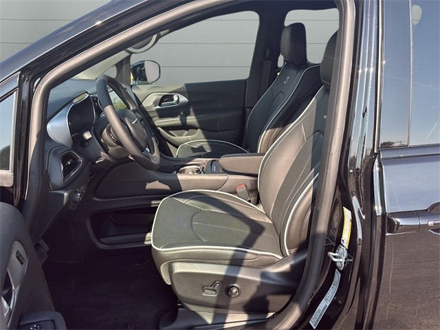 Chrysler Pacifica Vehicle Full-screen Gallery Image 10