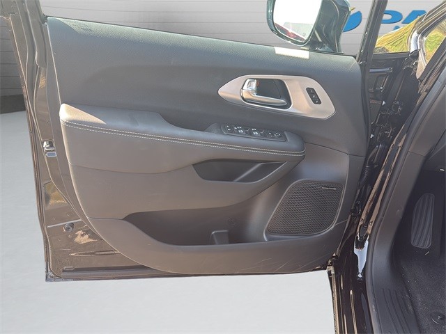 Chrysler Pacifica Vehicle Full-screen Gallery Image 11