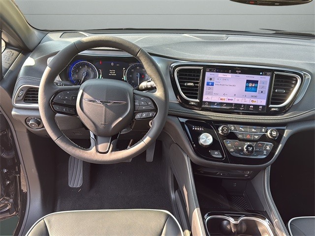 Chrysler Pacifica Vehicle Full-screen Gallery Image 12