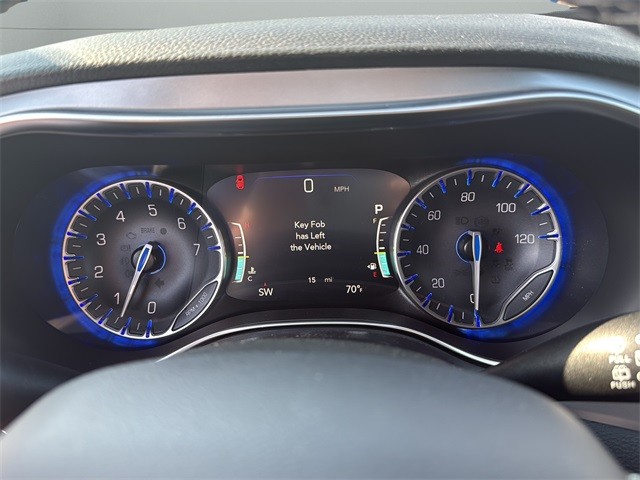 Chrysler Pacifica Vehicle Full-screen Gallery Image 13