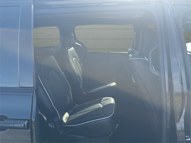 Chrysler Pacifica Vehicle Full-screen Gallery Image 14