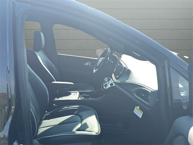 Chrysler Pacifica Vehicle Full-screen Gallery Image 15