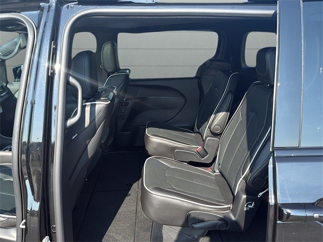 Chrysler Pacifica Vehicle Full-screen Gallery Image 17