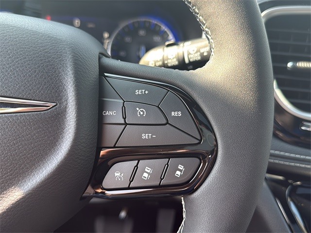 Chrysler Pacifica Vehicle Full-screen Gallery Image 18