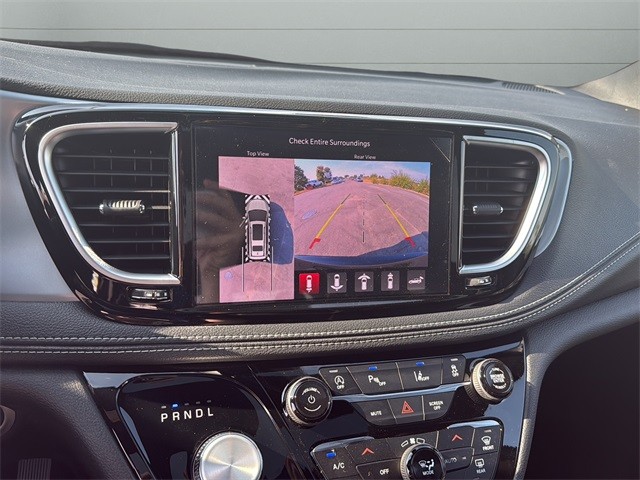 Chrysler Pacifica Vehicle Full-screen Gallery Image 21