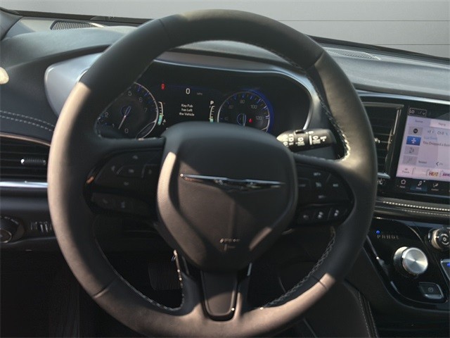 Chrysler Pacifica Vehicle Full-screen Gallery Image 25