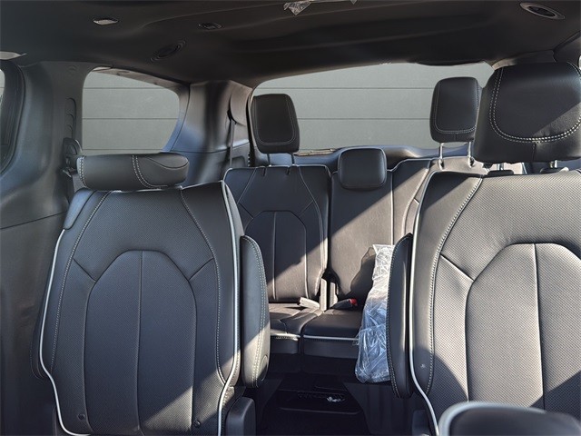 Chrysler Pacifica Vehicle Full-screen Gallery Image 26