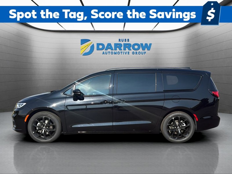 Chrysler Pacifica Vehicle Full-screen Gallery Image 2