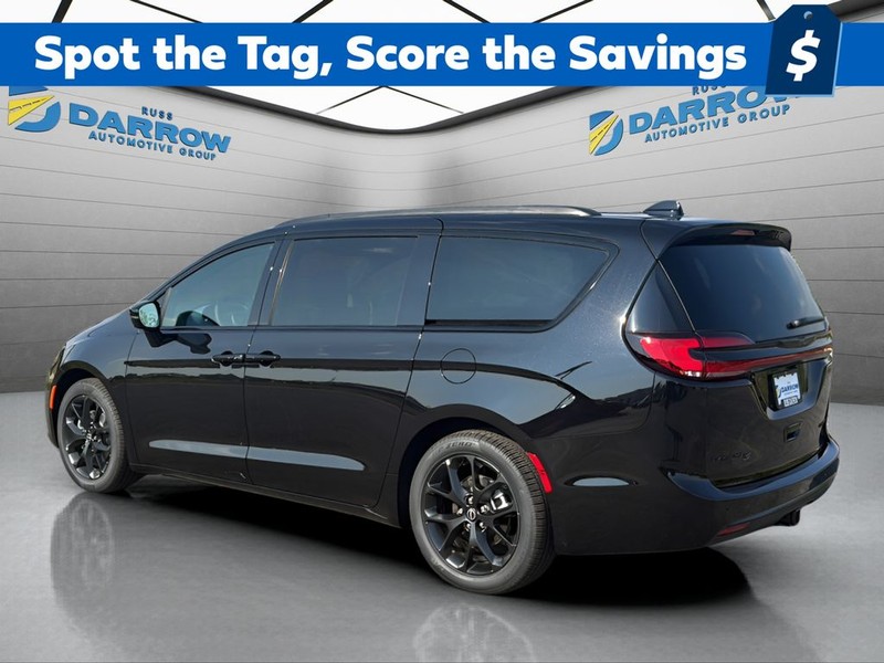Chrysler Pacifica Vehicle Full-screen Gallery Image 3