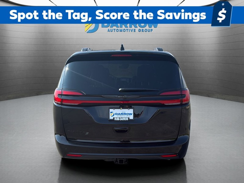 Chrysler Pacifica Vehicle Full-screen Gallery Image 4