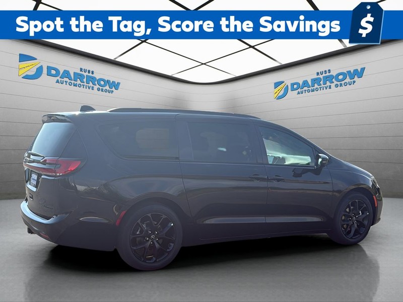 Chrysler Pacifica Vehicle Full-screen Gallery Image 5