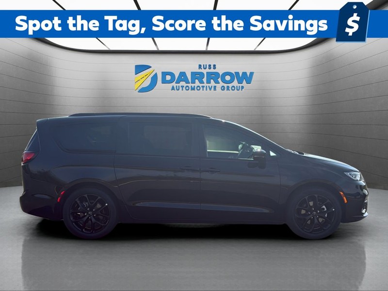 Chrysler Pacifica Vehicle Full-screen Gallery Image 6