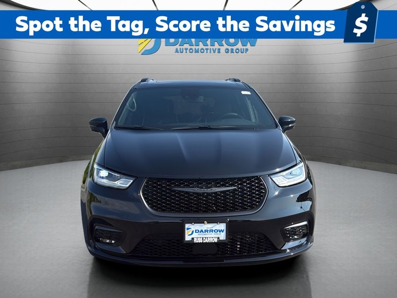 Chrysler Pacifica Vehicle Full-screen Gallery Image 8