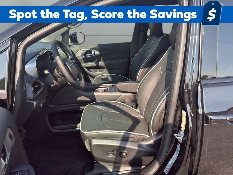 Chrysler Pacifica Vehicle Full-screen Gallery Image 10