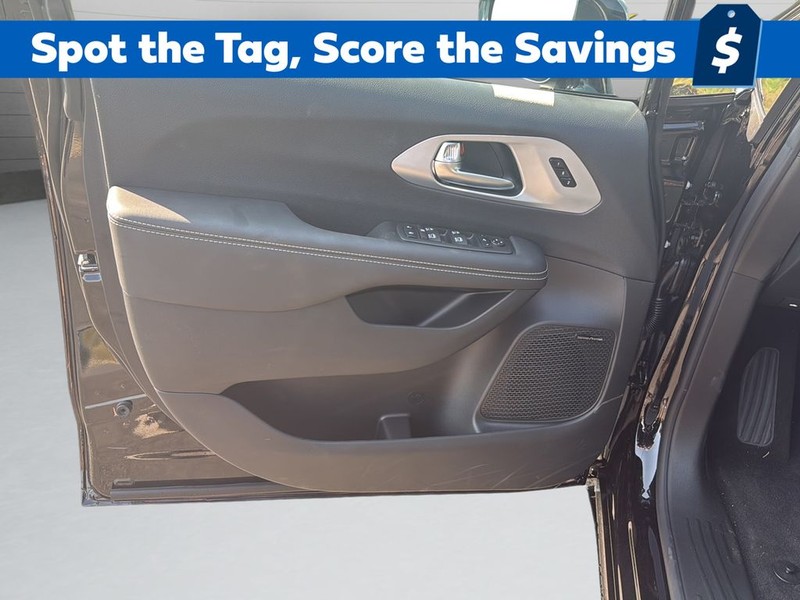 Chrysler Pacifica Vehicle Full-screen Gallery Image 11