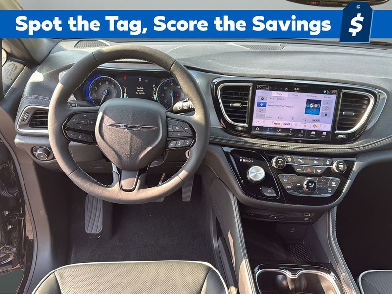 Chrysler Pacifica Vehicle Full-screen Gallery Image 12