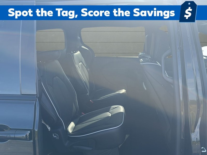 Chrysler Pacifica Vehicle Full-screen Gallery Image 14