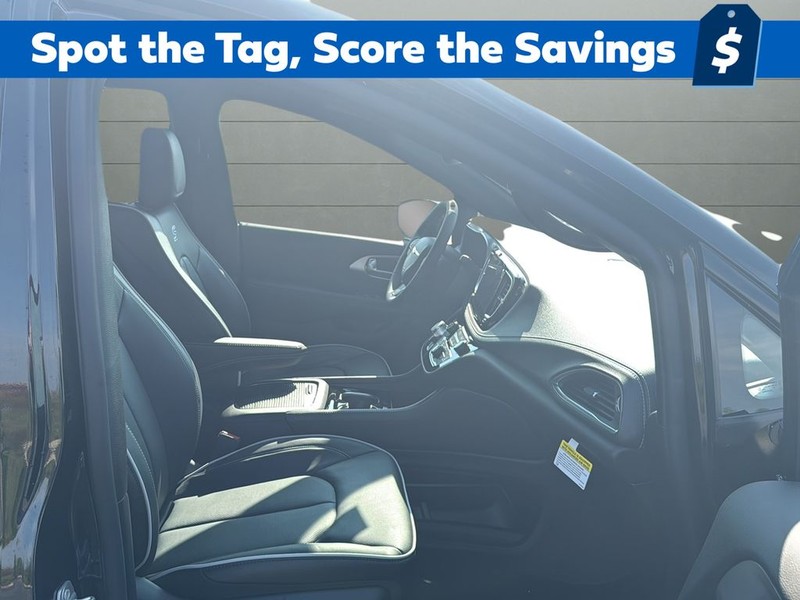 Chrysler Pacifica Vehicle Full-screen Gallery Image 15