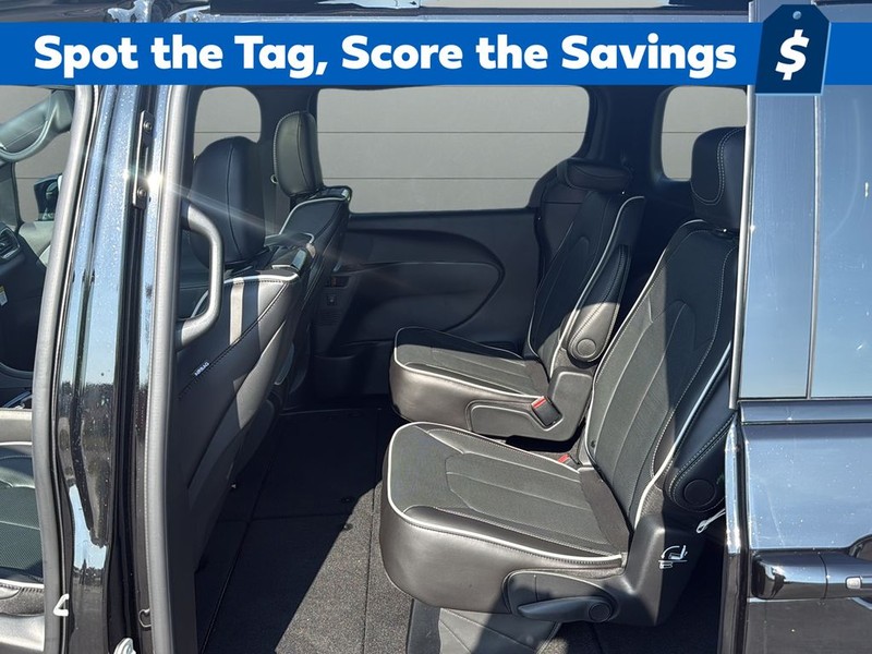 Chrysler Pacifica Vehicle Full-screen Gallery Image 17