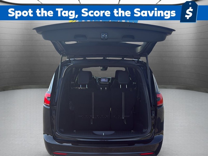 Chrysler Pacifica Vehicle Full-screen Gallery Image 24