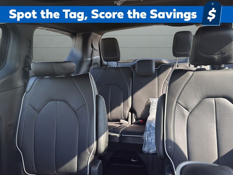 Chrysler Pacifica Vehicle Full-screen Gallery Image 26