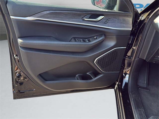 Jeep Grand Cherokee Vehicle Full-screen Gallery Image 11