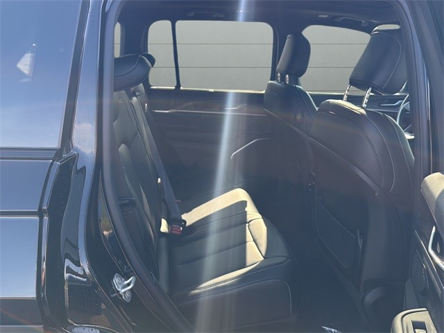 Jeep Grand Cherokee Vehicle Full-screen Gallery Image 14