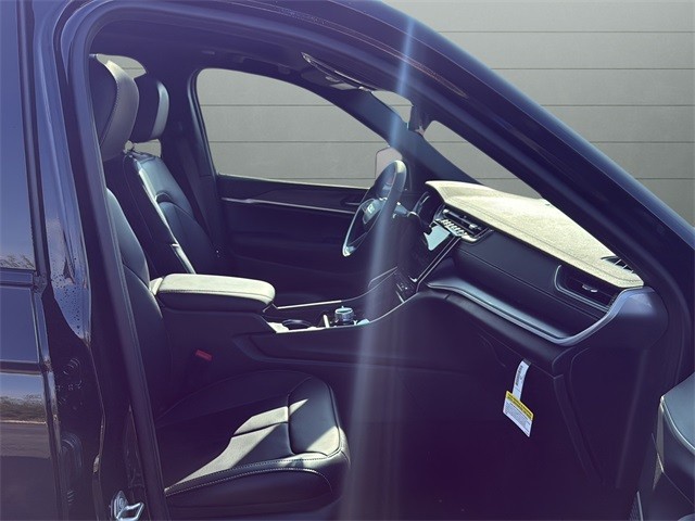 Jeep Grand Cherokee Vehicle Full-screen Gallery Image 15