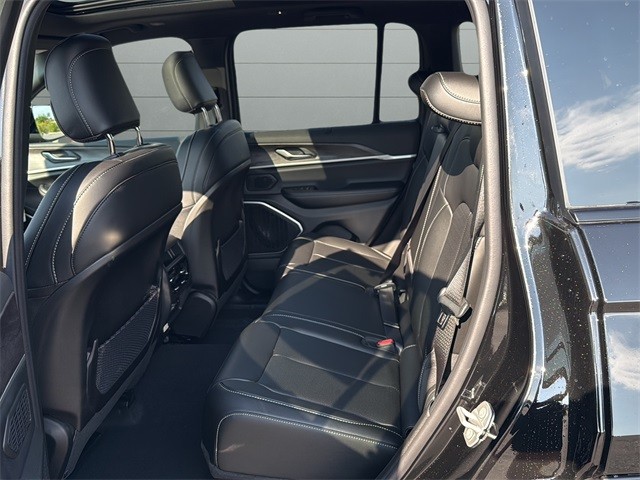 Jeep Grand Cherokee Vehicle Full-screen Gallery Image 17