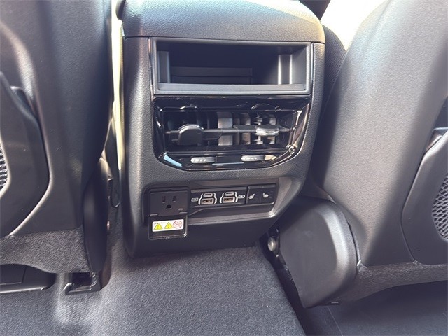 Jeep Grand Cherokee Vehicle Full-screen Gallery Image 18