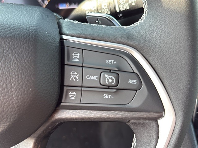 Jeep Grand Cherokee Vehicle Full-screen Gallery Image 19