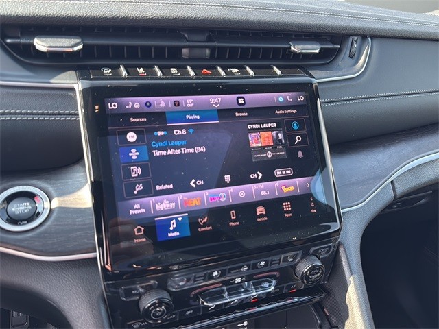 Jeep Grand Cherokee Vehicle Full-screen Gallery Image 22