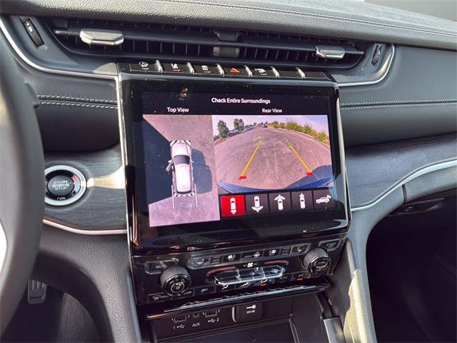 Jeep Grand Cherokee Vehicle Full-screen Gallery Image 23