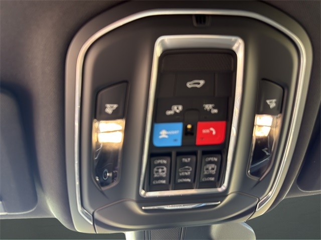 Jeep Grand Cherokee Vehicle Full-screen Gallery Image 24