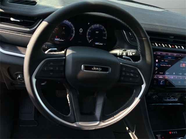 Jeep Grand Cherokee Vehicle Full-screen Gallery Image 27