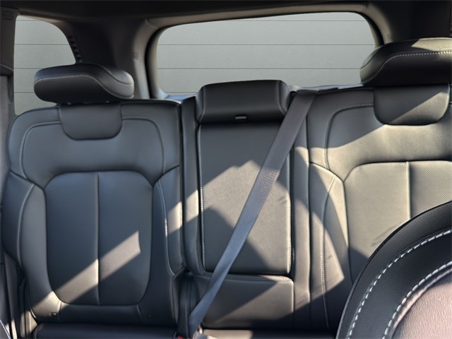 Jeep Grand Cherokee Vehicle Full-screen Gallery Image 28