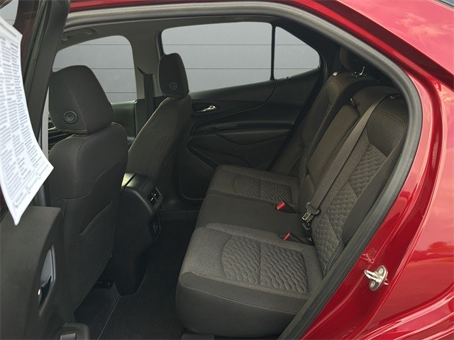 Chevrolet Equinox Vehicle Full-screen Gallery Image 16