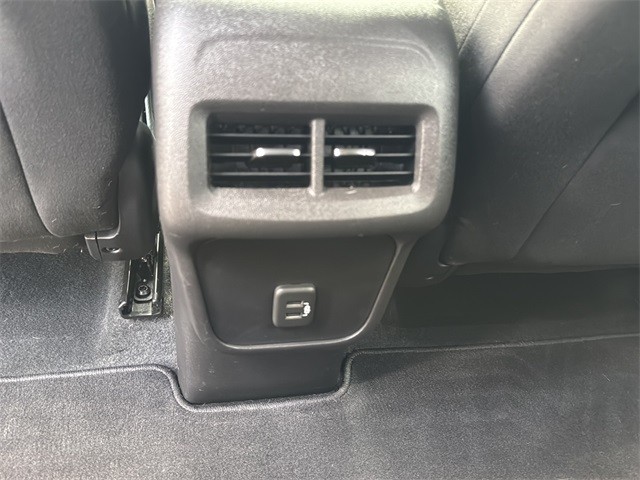 Chevrolet Equinox Vehicle Full-screen Gallery Image 17