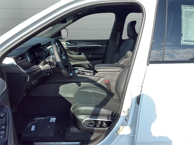 Jeep Grand Cherokee Vehicle Full-screen Gallery Image 10