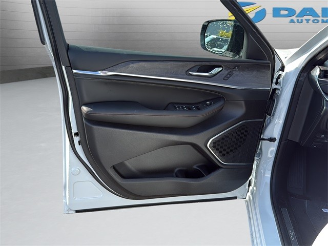 Jeep Grand Cherokee Vehicle Full-screen Gallery Image 11