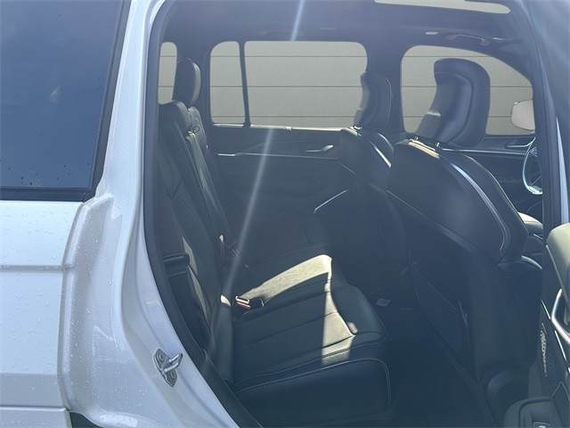 Jeep Grand Cherokee Vehicle Full-screen Gallery Image 14