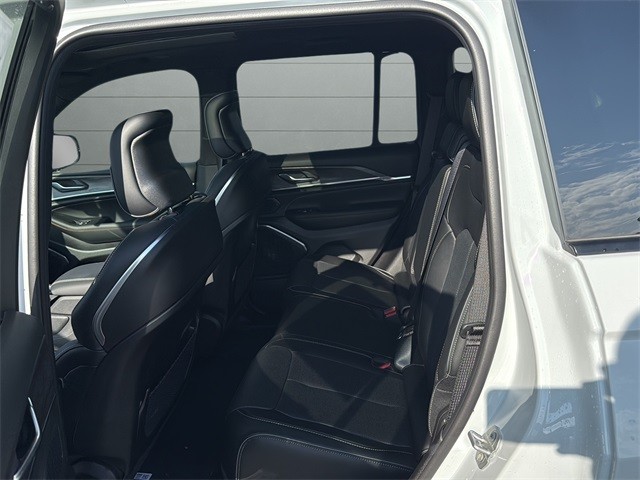 Jeep Grand Cherokee Vehicle Full-screen Gallery Image 17