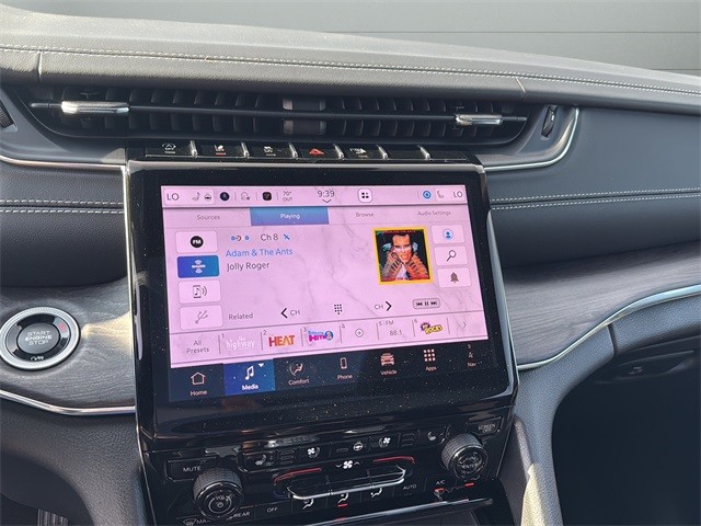 Jeep Grand Cherokee Vehicle Full-screen Gallery Image 22