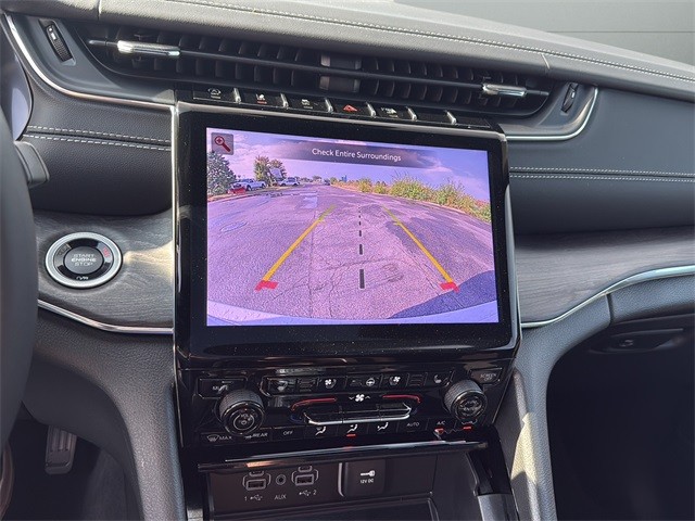 Jeep Grand Cherokee Vehicle Full-screen Gallery Image 23