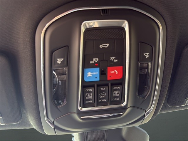 Jeep Grand Cherokee Vehicle Full-screen Gallery Image 24